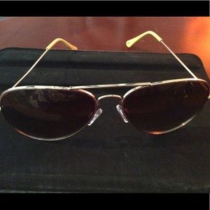 Gold Aviator Style Sunglasses 🕶